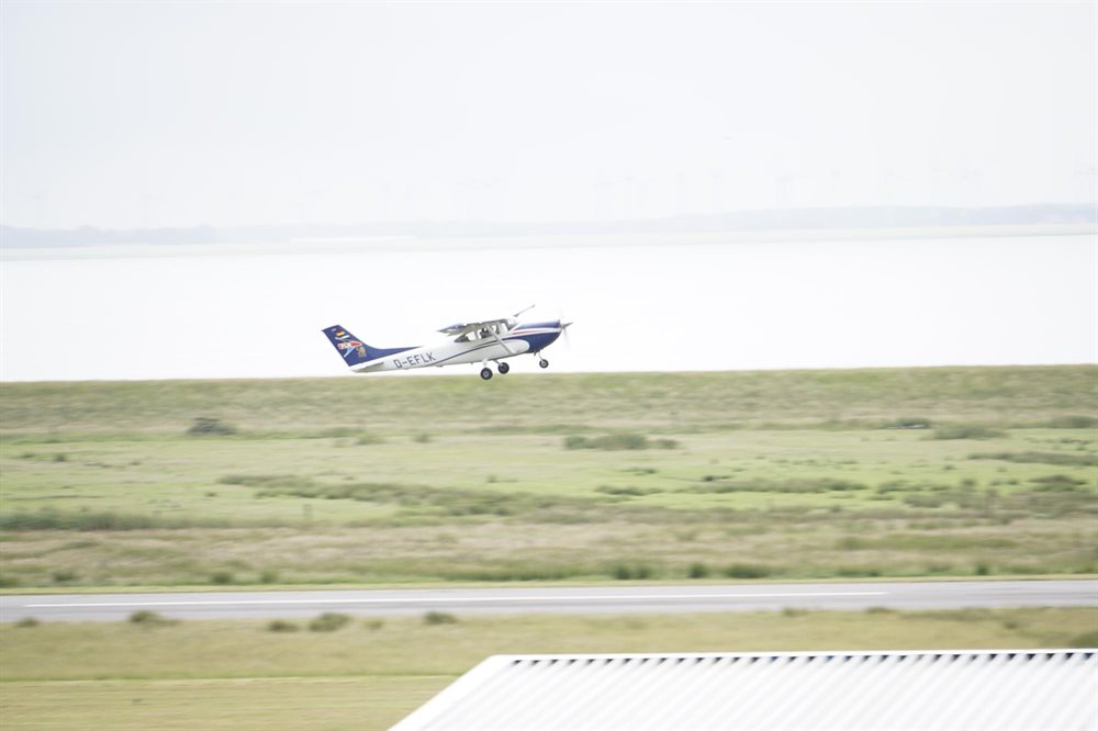Flugzeug startet vom Flughafen Norderney